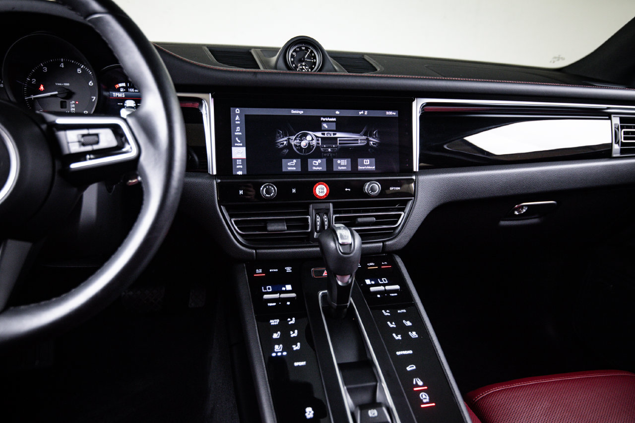 Certified 2024 Porsche Macan AWD/4WD image 19