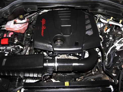 Used 2022 Alfa Romeo Stelvio Ti image 81