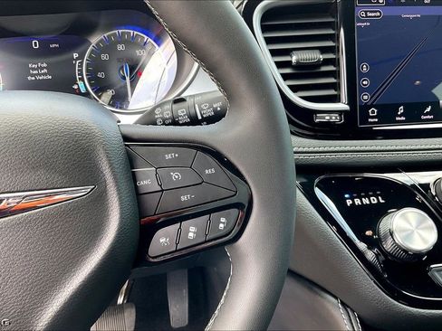 Used 2025 Chrysler Pacifica Limited FWD image 14