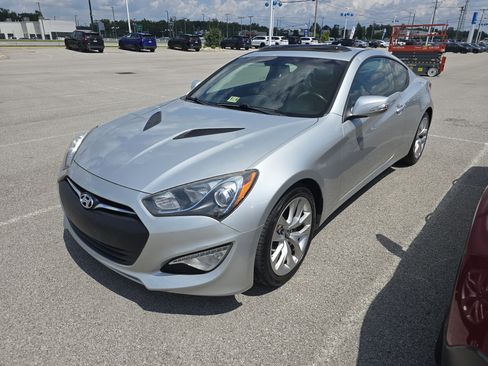 Used 2013 Hyundai Genesis 3.8 image 7