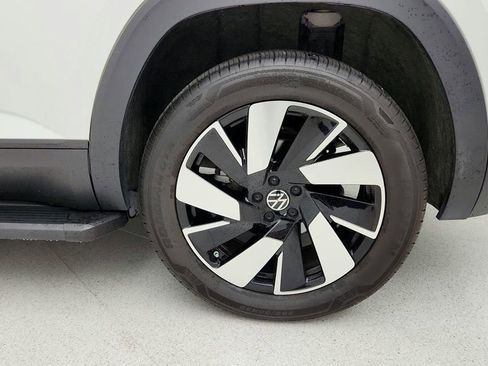 Used 2024 Volkswagen Atlas Cross Sport SE image 9