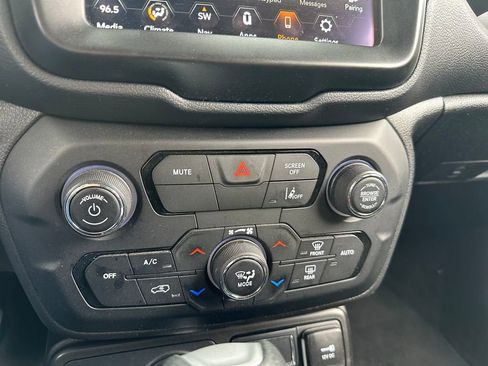 Certified 2023 Jeep Renegade Latitude AWD/4WD image 27