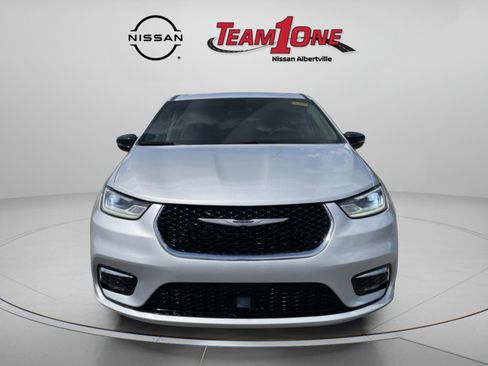 Used 2024 Chrysler Pacifica Touring-L FWD image 2
