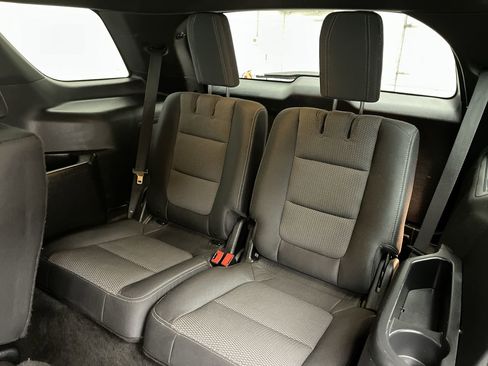 Used 2017 Ford Explorer XLT image 13