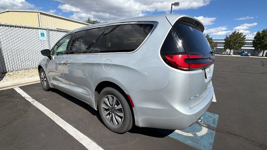 Used 2024 Chrysler Pacifica Limited FWD image 3