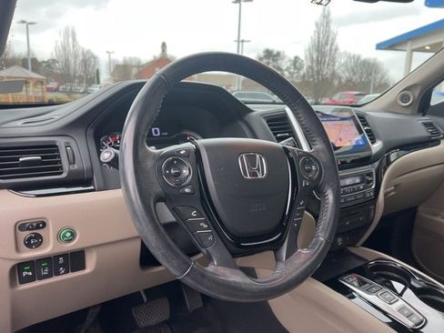 Certified 2017 Honda Pilot Touring image 18