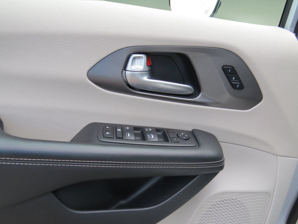 Used 2024 Chrysler Pacifica Touring-L FWD image 18