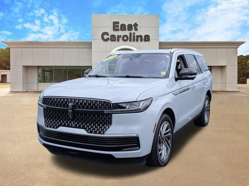 Used 2025 Lincoln Navigator Reserve AWD/4WD image 7