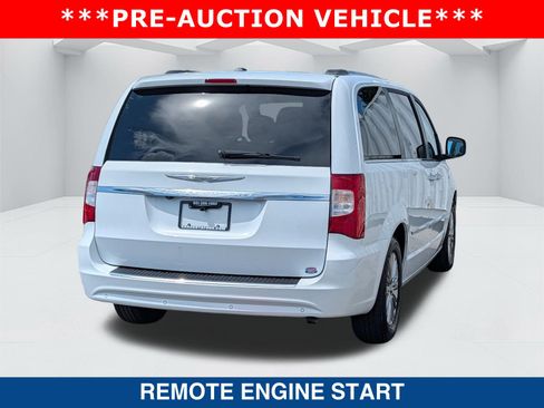 Used 2014 Chrysler Town & Country Touring-L FWD image 5