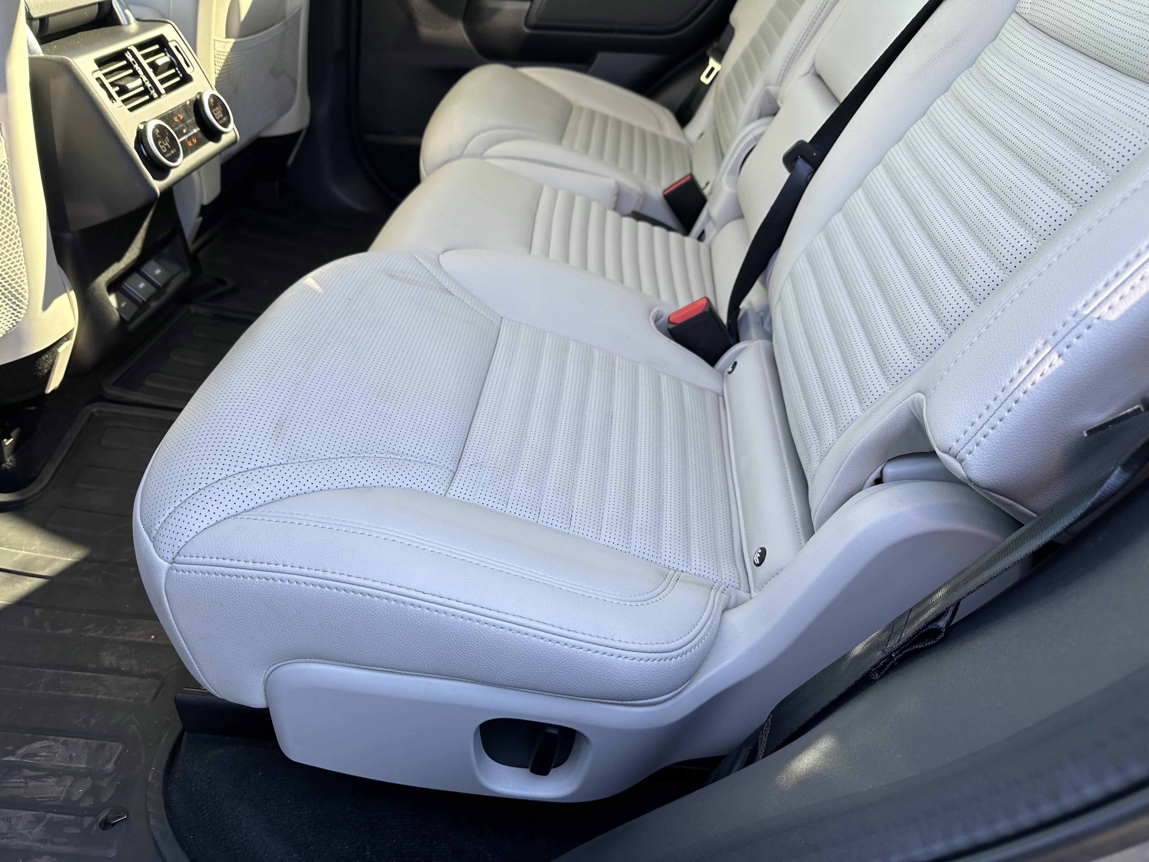 Certified 2024 Land Rover Discovery S AWD/4WD image 33