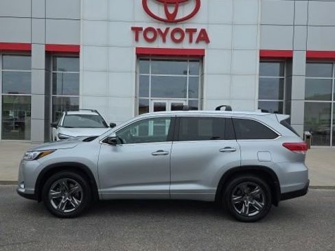 Used 2017 Toyota Highlander Limited Platinum image 2
