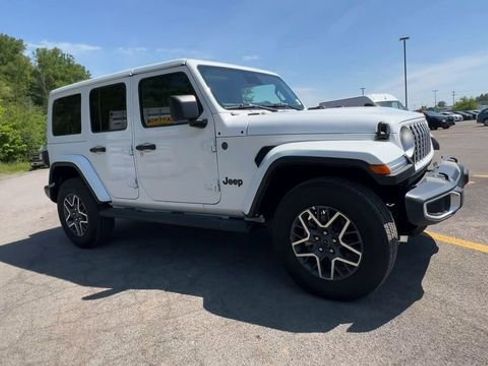 Used 2025 Jeep Wrangler Unlimited Sahara AWD/4WD image 2
