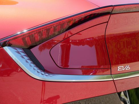 Certified 2025 Kia EV6 Wind AWD/4WD image 17
