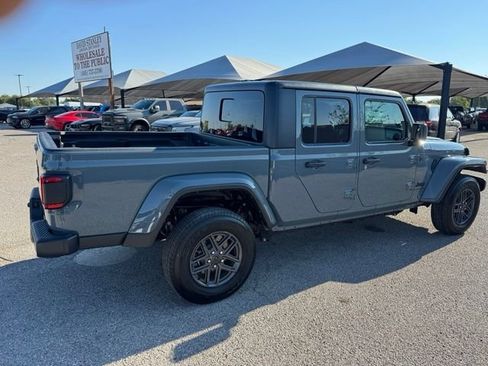 Used 2024 Jeep Gladiator Sport AWD/4WD image 6