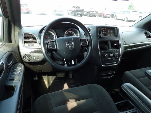 Used 2017 Dodge Grand Caravan SE FWD image 8