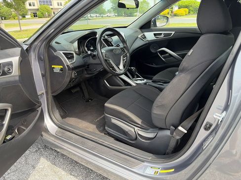 Used 2017 Hyundai Veloster FWD image 7