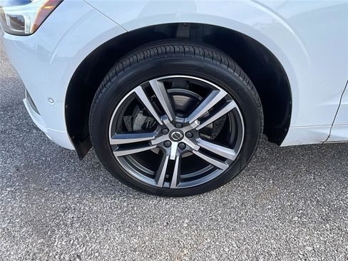 Used 2019 Volvo XC60 T5 Momentum w/ Premium Package image 10