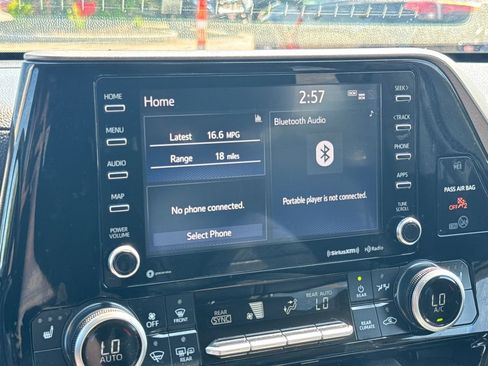 Used 2020 Toyota Highlander XLE AWD/4WD image 24