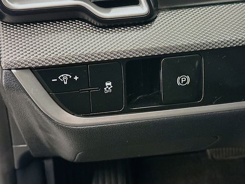 Used 2025 Kia Sportage LX image 17