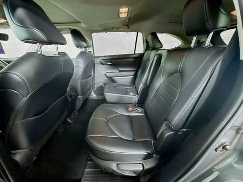 Used 2020 Toyota Highlander XLE AWD/4WD image 28