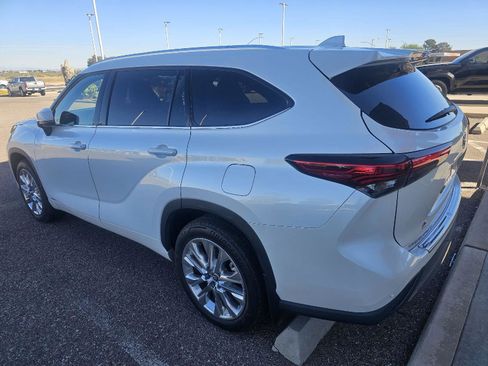 Used 2023 Toyota Highlander Limited image 3