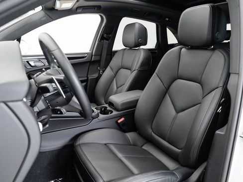 Certified 2025 Porsche Macan image 5