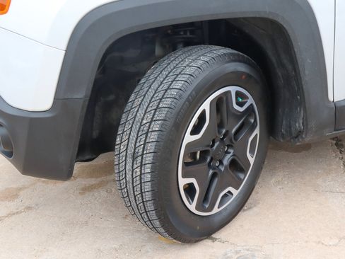 Used 2015 Jeep Renegade Trailhawk w/ Popular Equipment Group AWD/4WD image 17