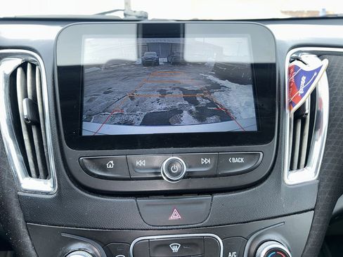 Used 2017 Chevrolet Malibu LT image 10