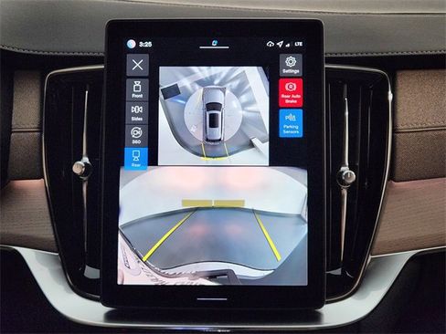 New 2026 Volvo XC90 B5 Plus w/ Protection Package Premier image 18