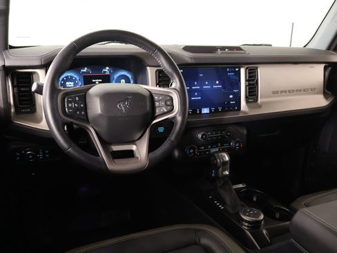 Used 2025 Ford Bronco Outer Banks AWD/4WD image 2