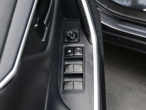 Used 2022 Toyota RAV4 LE AWD/4WD image 10