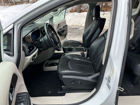 Used 2017 Chrysler Pacifica Touring-L Plus w/ Advanced Safetytec Group image 8