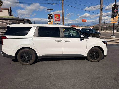 Used 2025 Kia Carnival image 8