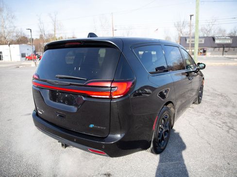 Used 2023 Chrysler Pacifica Limited w/ S Appearance Package image 4