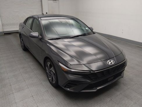 Used 2025 Hyundai Elantra SEL FWD image 13
