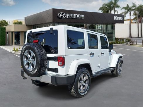 Used 2017 Jeep Wrangler Unlimited Sahara w/ Connectivity Group AWD/4WD image 3