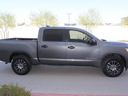 Used 2022 Nissan Titan SV AWD/4WD image 4