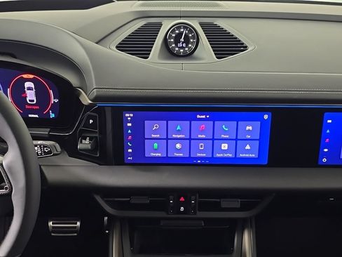 Certified 2025 Porsche Macan Turbo Electric AWD/4WD image 19
