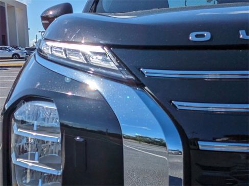 New 2025 Mitsubishi Outlander SE image 10