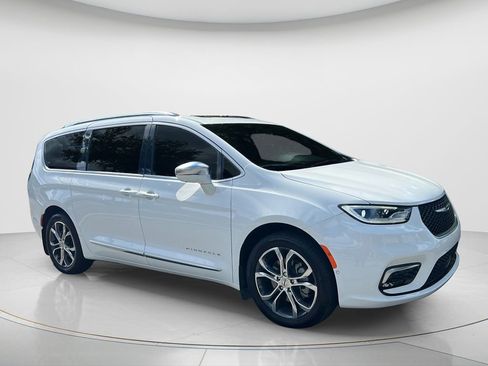 Used 2024 Chrysler Pacifica Pinnacle w/ Trailer Tow Group AWD/4WD image 3