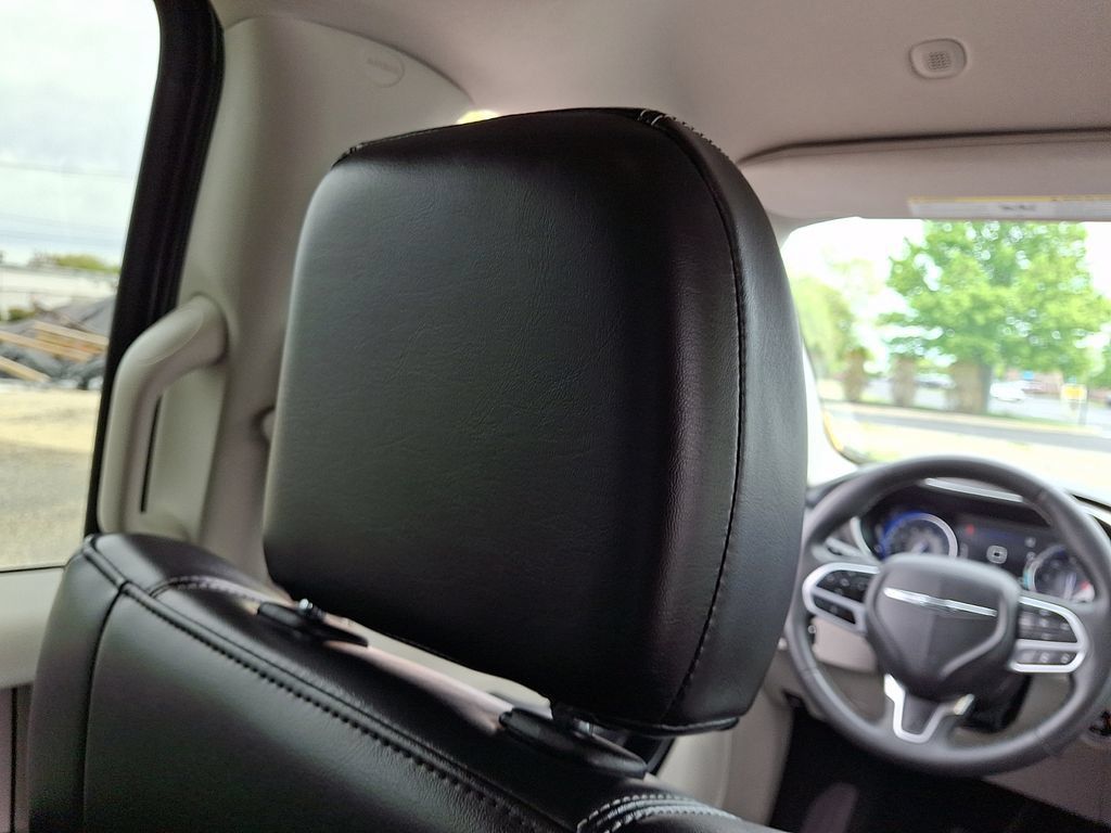 Used 2023 Chrysler Pacifica Touring-L FWD image 14