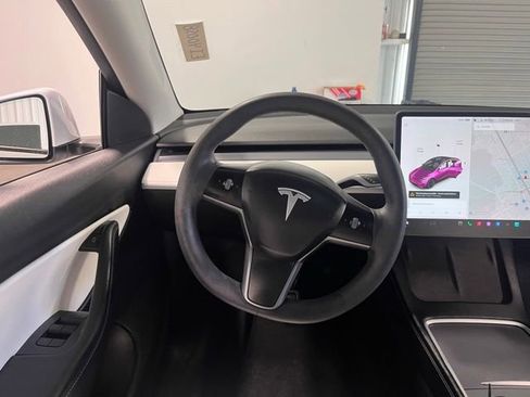 Used 2021 Tesla Model Y Long Range image 21