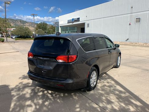 Used 2018 Chrysler Pacifica L FWD image 5