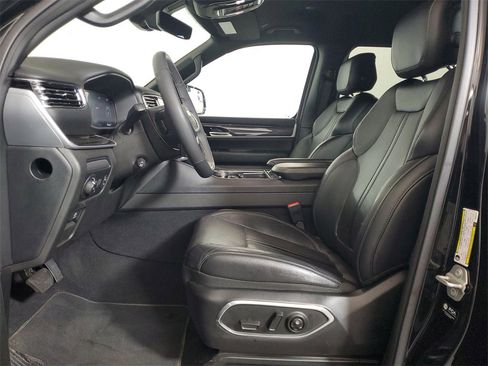 Used 2023 Jeep Wagoneer 4WD image 11