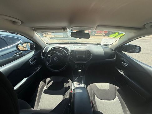 Used 2016 Jeep Cherokee Sport image 19