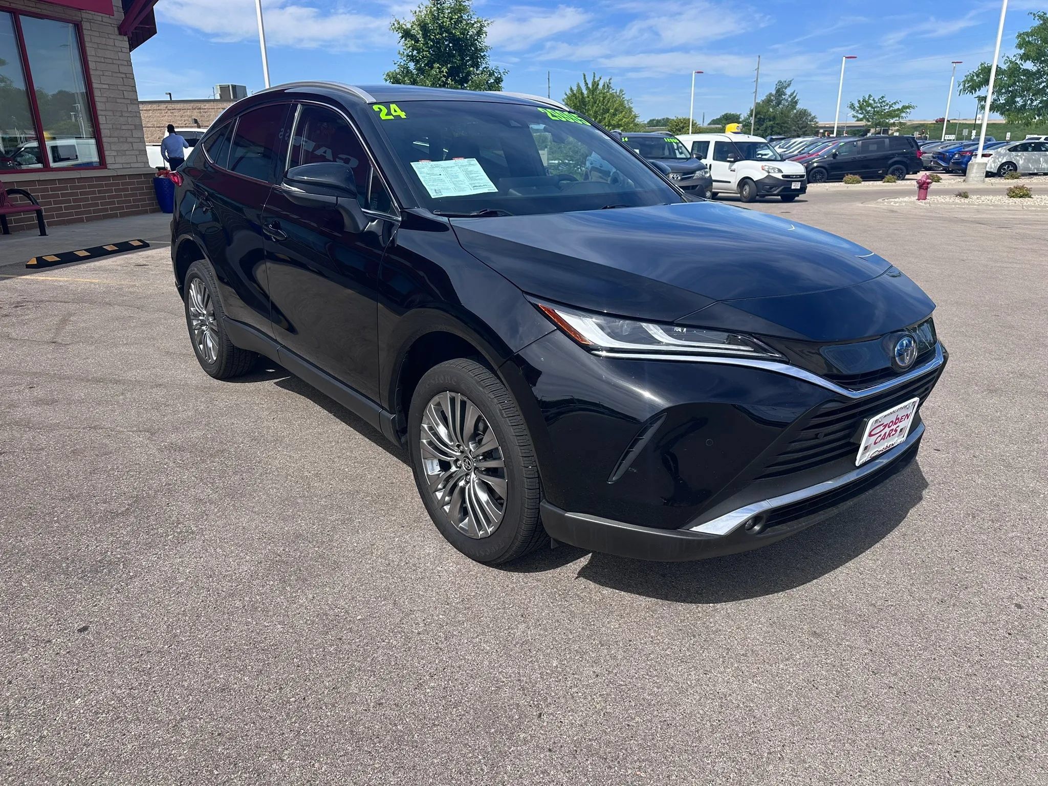 Used 2024 Toyota Venza XLE AWD/4WD image 3