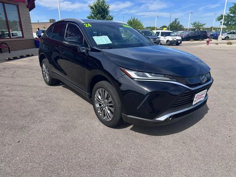 Used 2024 Toyota Venza XLE AWD/4WD image 3