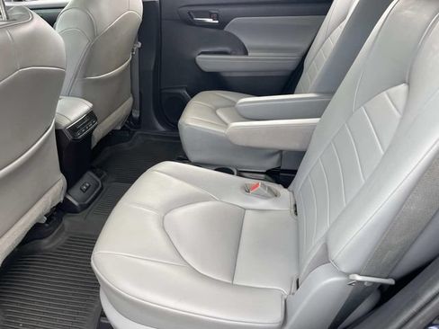 Used 2020 Toyota Highlander XLE AWD/4WD image 16
