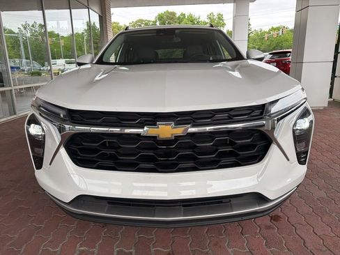 Used 2025 Chevrolet Trax LT w/ LT Convenience Package FWD image 3