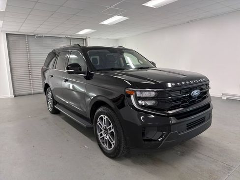 Used 2025 Ford Expedition Active AWD/4WD image 3